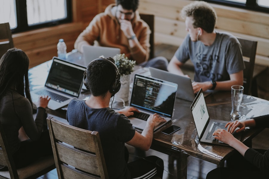 IT-Team von Kurzmann IT Works bei der Arbeit – persönliche Betreuung in Innsbruck
